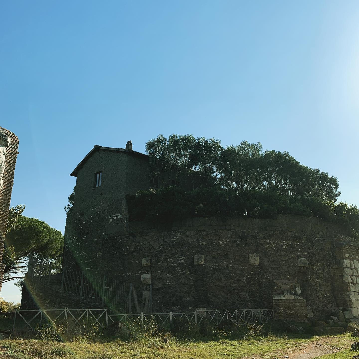 #mausoleodicasalrotondo con abitazione annessa #cielo #azzurro #naturephotography #storiadellarte #photographer #photo